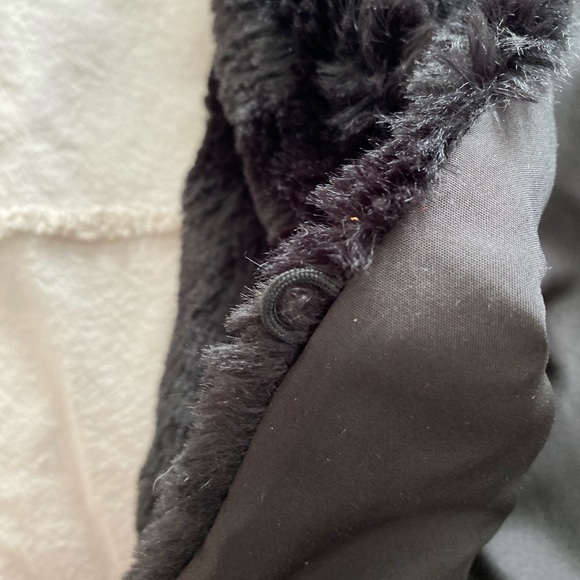 BLACK FAUX FUR VEST - Picture 6 of 6